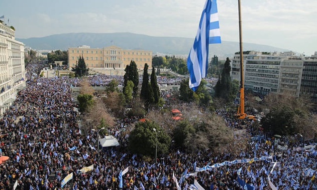 Συλλαλητήριο Αθήνα - Βίντεο ΑΝΑΤΡΙΧΙΛΑ! Διαδηλωτές ψάλλουν τον Εθνικό Ύμνο -  Όλη η Ελλάδα μία φωνή