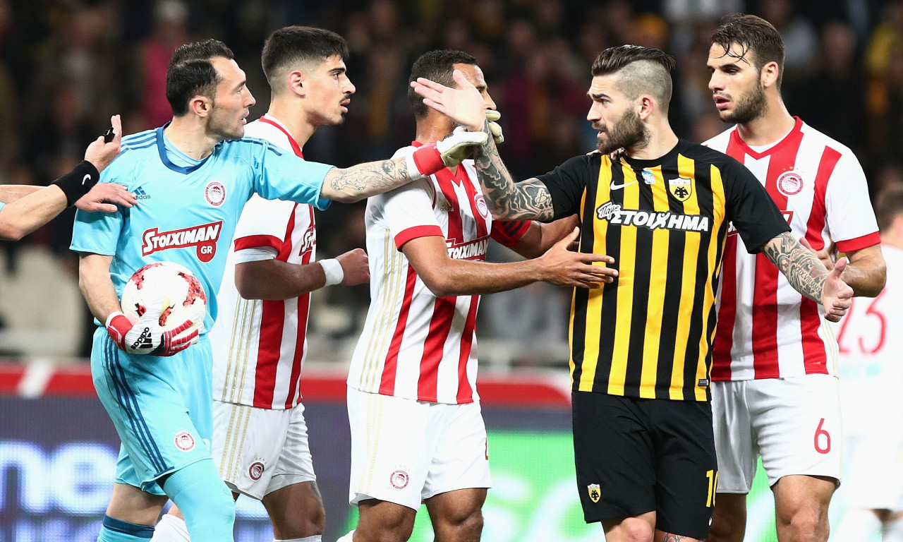 ΑΕΚ-Ολυμπιακός: «Αρπάχτηκαν» Προτό και Λιβάγια (photos)
