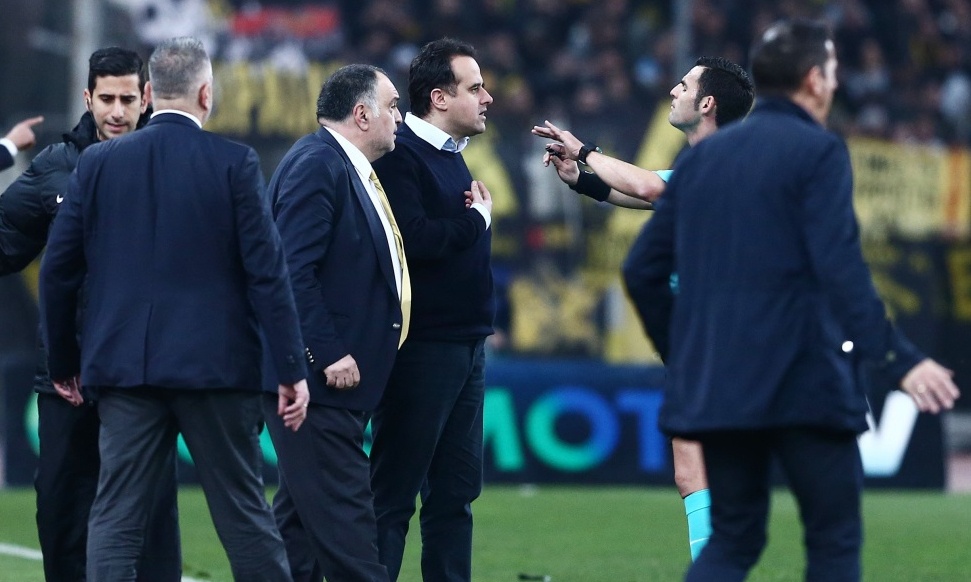 ΑΕΚ-Ολυμπιακός: Ένταση με τον Κομίνη! (photos)