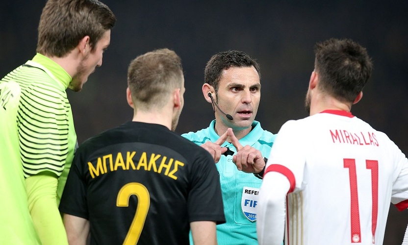 Το φτύσιμο του Μιραλάς στον Μπάρκα στο ΑΕΚ-Ολυμπιακός (video)