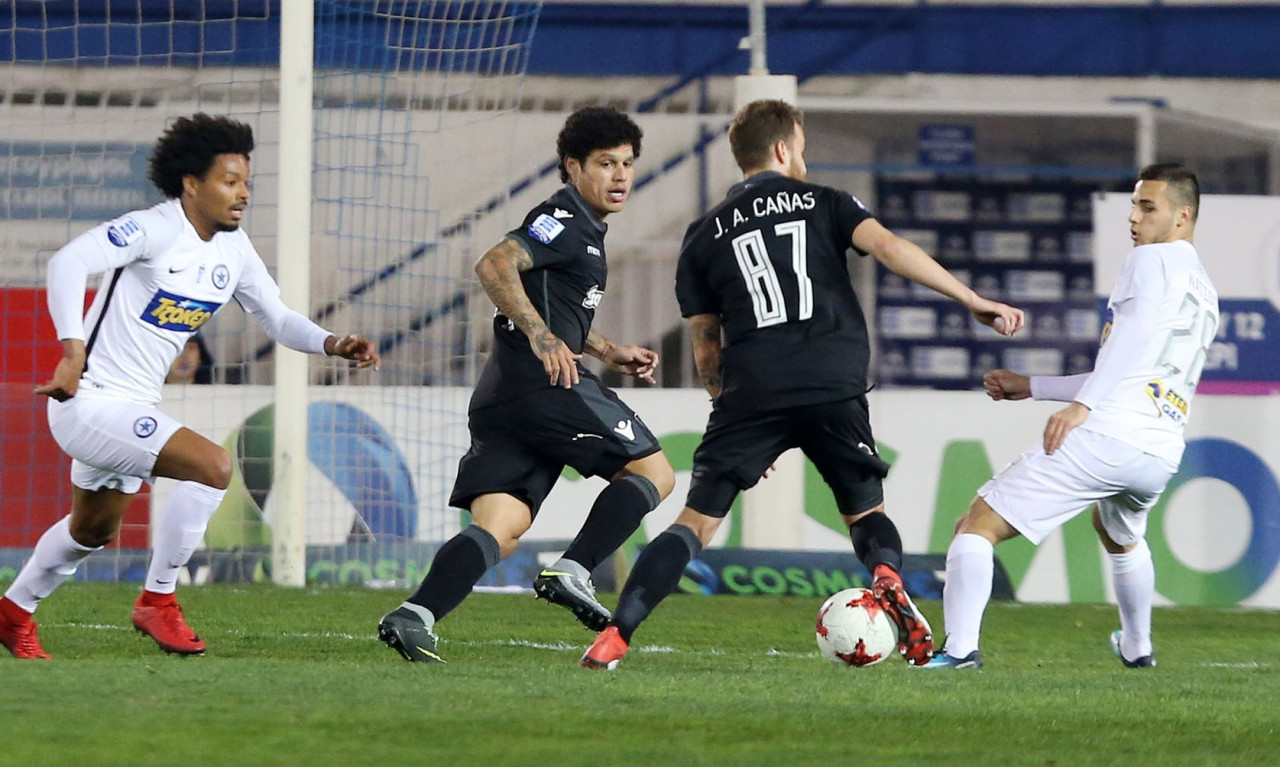 Χαμός στο Περιστέρι με το πανό για τη Μακεδονία (photo)