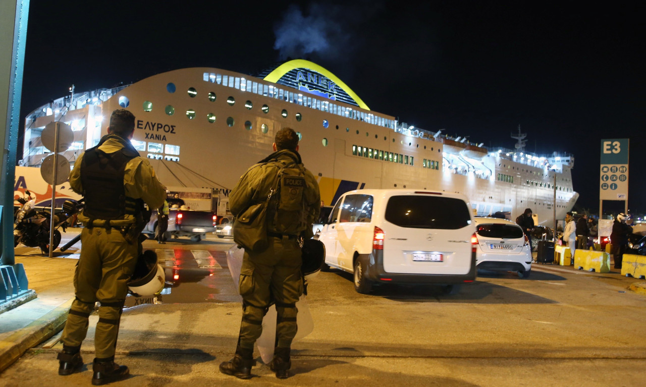 Το Λιμενικό κατέβασε τους οπαδούς της AEK από το πλοίο!