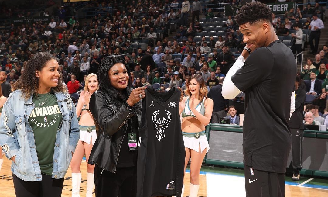 NBA All Star Game: Ο Αντετοκούνμπο πήρε τη φανέλα από τη μητέρα του (video)