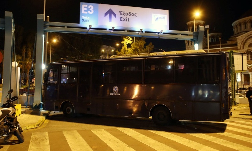 Νέα σοκαριστικά βίντεο: Μολότοφ, φωτοβολίδες και κροτίδες στα επεισόδια του Πειραιά!