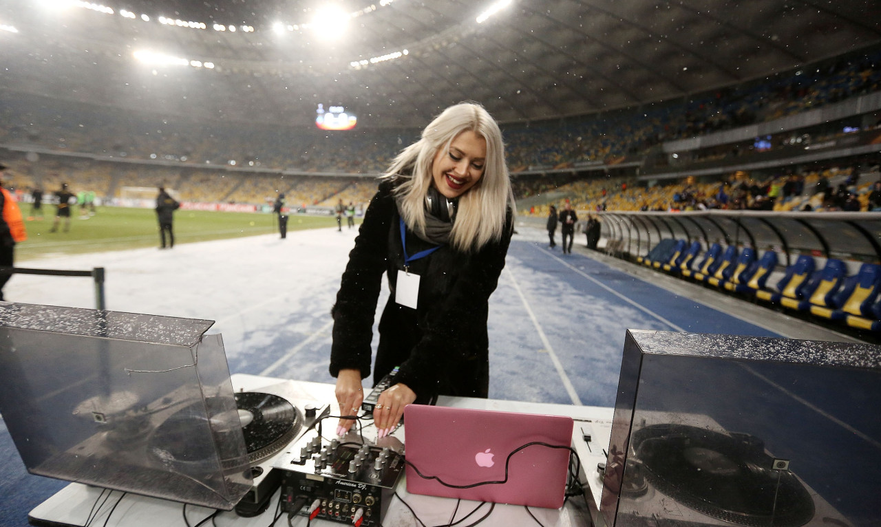 Η ξανθιά που μας «ζέστανε» στο Ντιναμό Κιέβου-ΑΕΚ