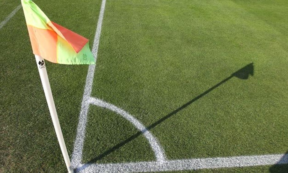 ΑΠΙΣΤΕΥΤΟ! Ποδοσφαιριστής σώθηκε από επεισόδια στο γήπεδο με σημαιάκι του κόρνερ (video)