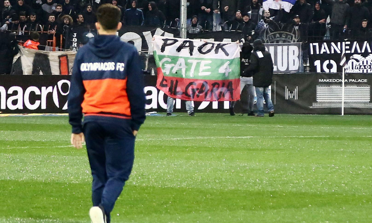 ΠΑΟΚ-Ολυμπιακός: Οπαδοί μπούκαραν στο γήπεδο με σημαία της Βουλγαρίας (photos)