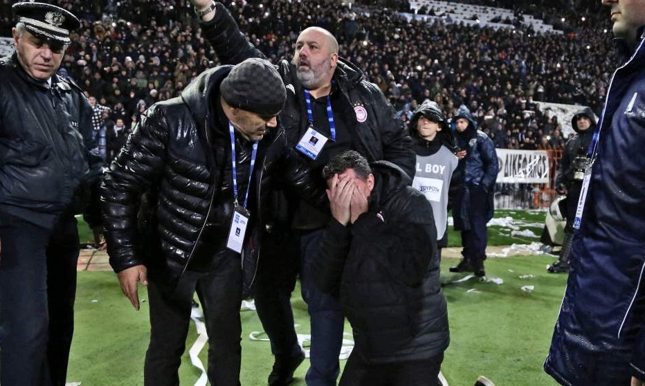 ΠΑΟΚ-Ολυμπιακός: Χαμός στην Τούμπα - Τραυματίστηκε ο Όσκαρ Γκαρθία, διακοπή στο ντέρμπι!