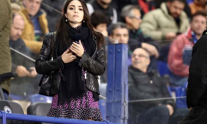 Το μελαχρινό με το μίνι άναψε «φωτιές» στο Ατρόμητος-ΑΕΚ