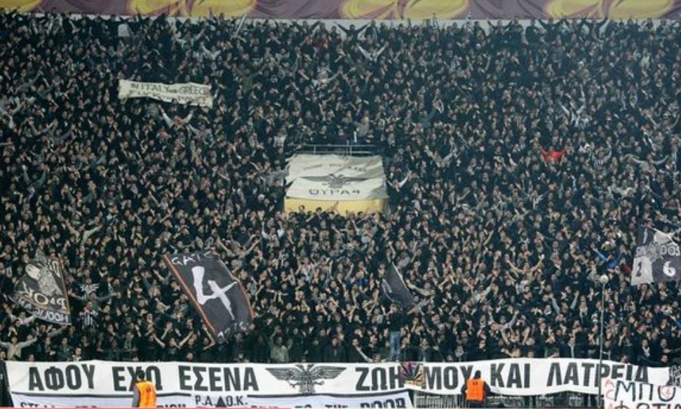 Οπαδοί του ΠΑΟΚ στα γραφεία του ΣΥΡΙΖΑ στα Γιαννιτσά (photos)