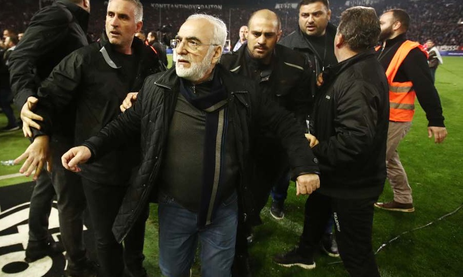 Μπούκαρε στον αγωνιστικό χώρο ο Ιβάν Σαββίδης