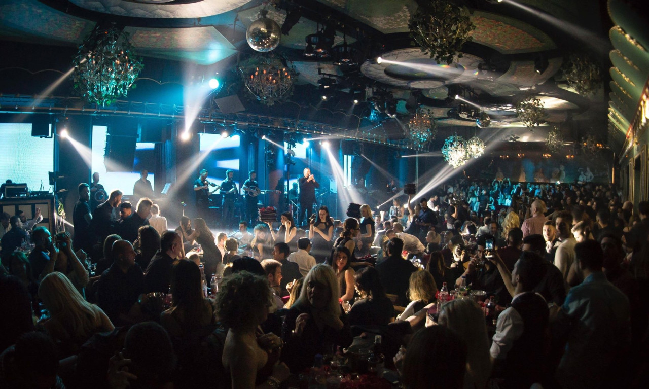 «Σήκωσε» τη Θεσσαλονίκη στην πρεμιέρα του ο Νίκος Μακρόπουλος