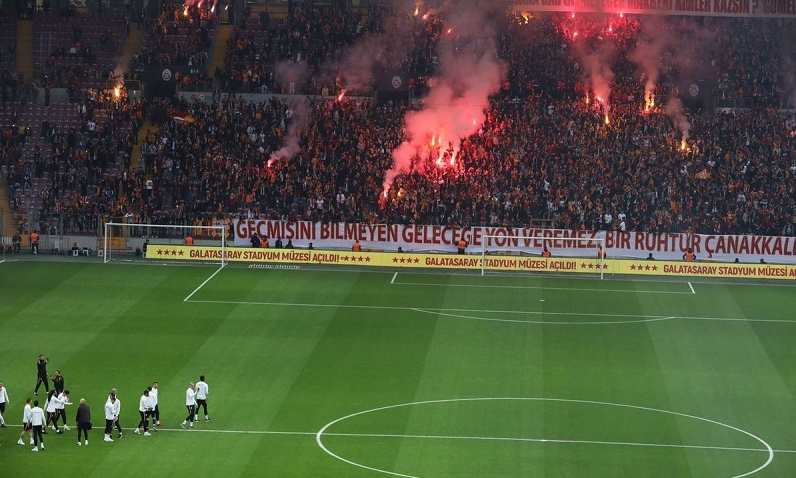 Οι οπαδοί της Γαλατά έβαλαν… φωτιά στο γήπεδο πριν το ντέρμπι με τη Φενέρ (photo+video)