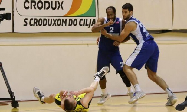 Έπεσαν μπουνιές στην Κροατία