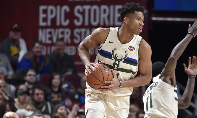 NBA: Επικός Αντετοκούνμπο, λύγισε από τον μυθικό «Βασιλιά» (photos+video)