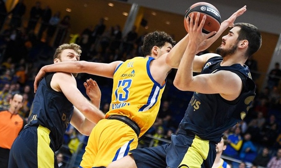 Αγκαλιά με την δεύτερη θέση η Φενέρμπαχτσε