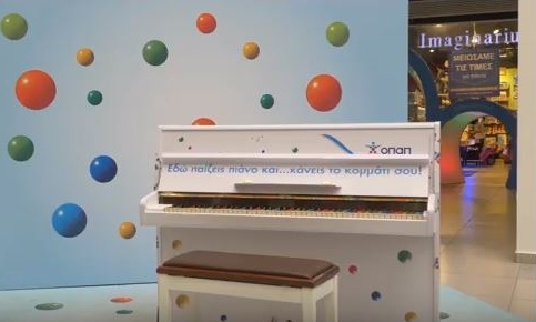 Tι κάνουν τρία πιάνο μόνα τους στους δρόμους της Αθήνας; (video)