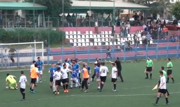 Τρομερό ξύλο σε αγώνα τοπικού πρωταθλήματος της Καλαμάτας! (video)