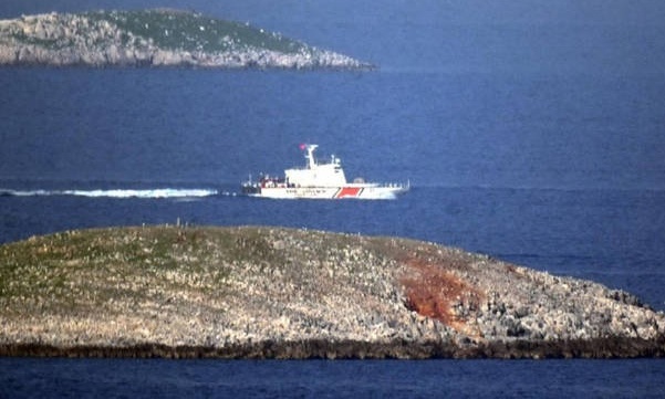 Οι Τούρκοι απειλούν να τινάξουν την ειρήνη στο Αιγαίο με βίντεο αρπαγής της ελληνικής σημαίας
