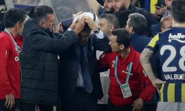 «Κόλαση» το Φενερμπαχτσέ-Μπεσίκτας - Οριστική διακοπή, τραυμάτισαν στο κεφάλι τον Γκιουνές!