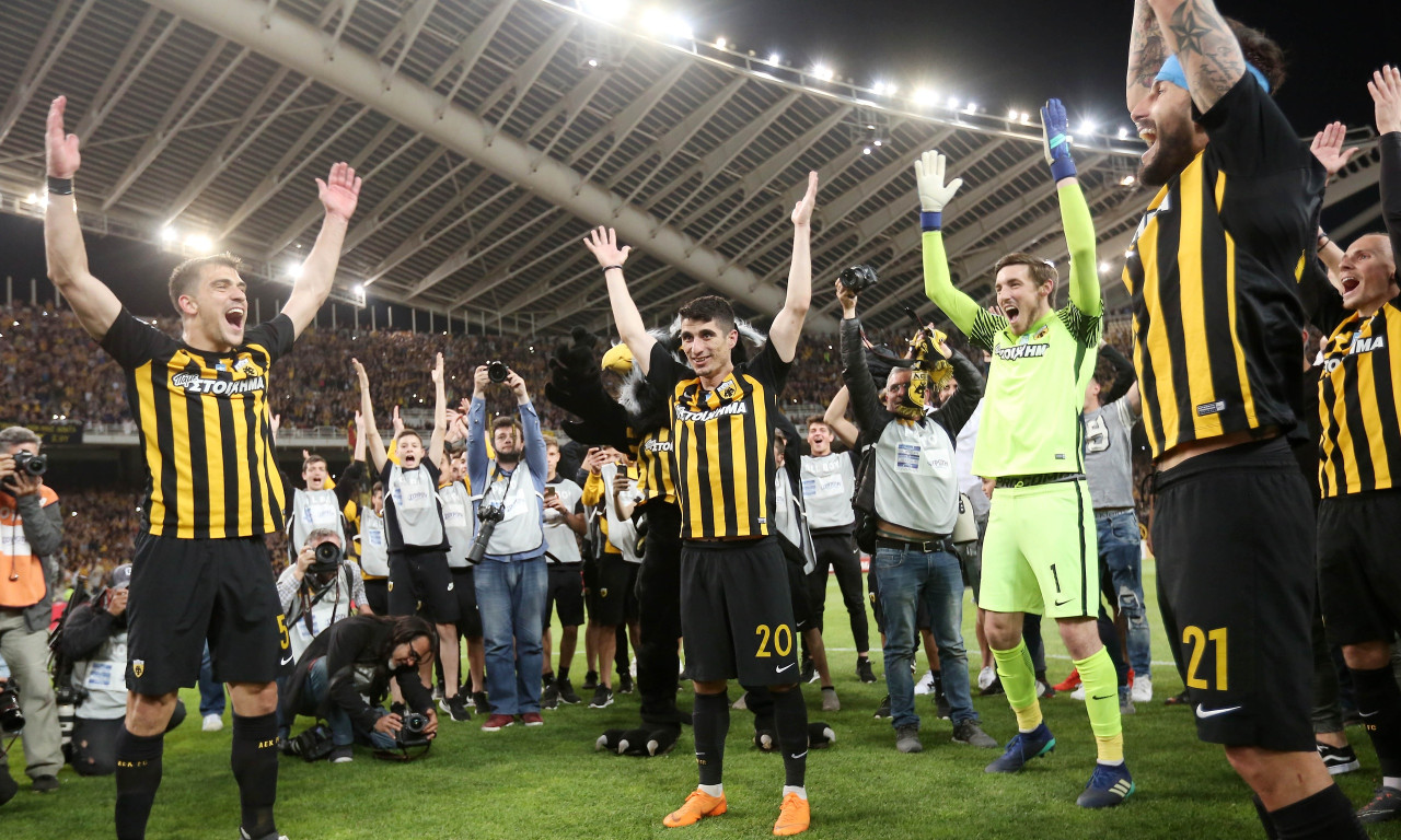 ΑΕΚ: Τα… έσπασαν στα μπουζούκια για τον τίτλο!