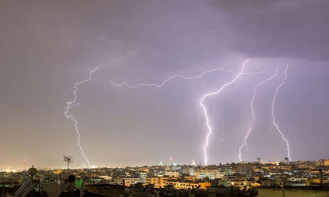 Έκτακτο δελτίο επιδείνωσης καιρού: Χαλάζι, καταιγίδες και θυελλώδεις άνεμοι θα «σαρώσουν» τη χώρα
