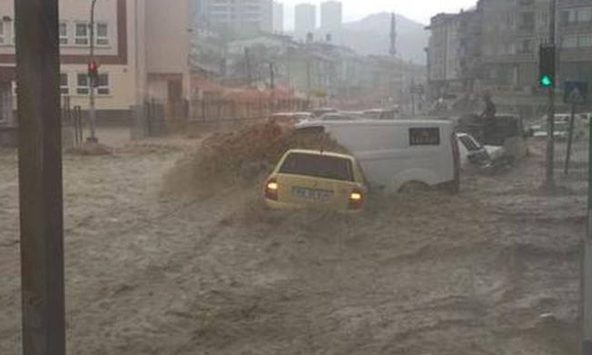 Εικόνες Αποκάλυψης στην Άγκυρα από τη σφοδρή κακοκαιρία: «Βούλιαξε» η πόλη – Τεράστιες καταστροφές