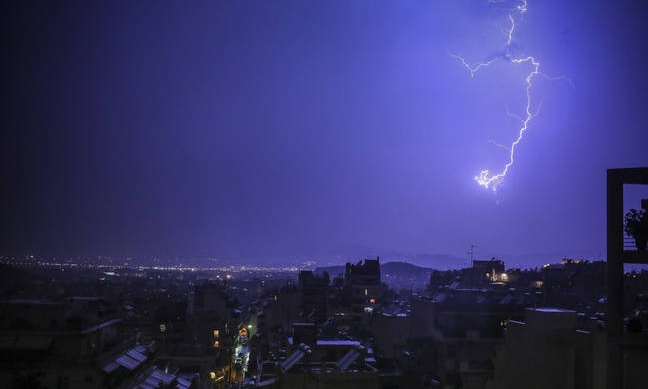 Καιρός ΤΩΡΑ: Σφοδρή κακοκαιρία στην Αττική – Ποιοι δρόμοι είναι κλειστοί (pics+vids)