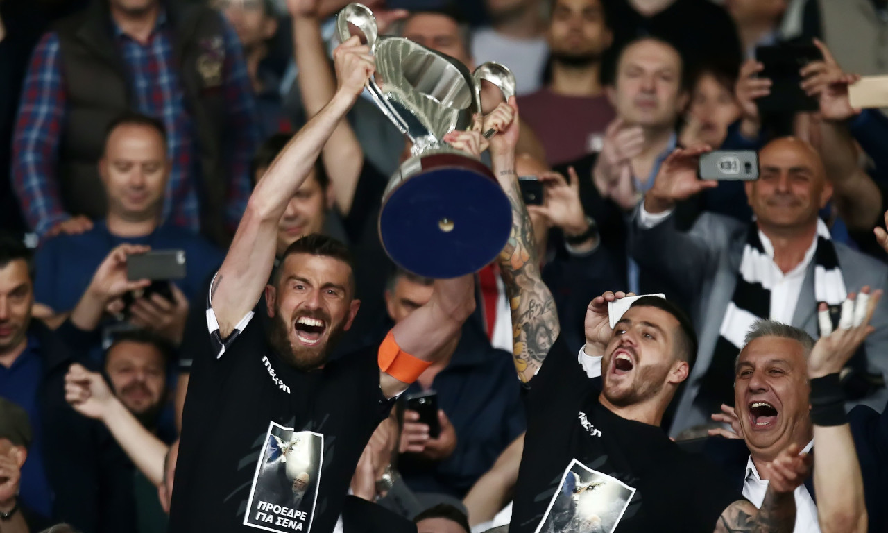 Με φανέλες που έγραφαν νταμπλ στην απονομή ο ΠΑΟΚ! (photos)