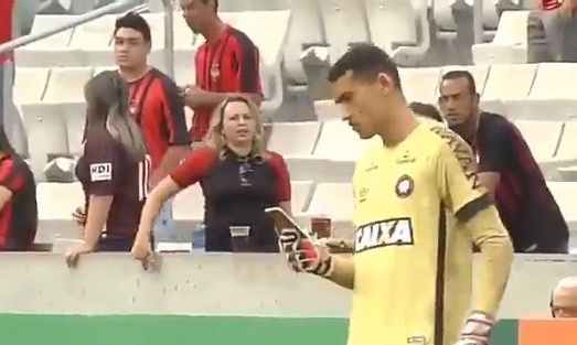 Απίθανος τερματοφύλακας με κινητό την ώρα του αγώνα (video)