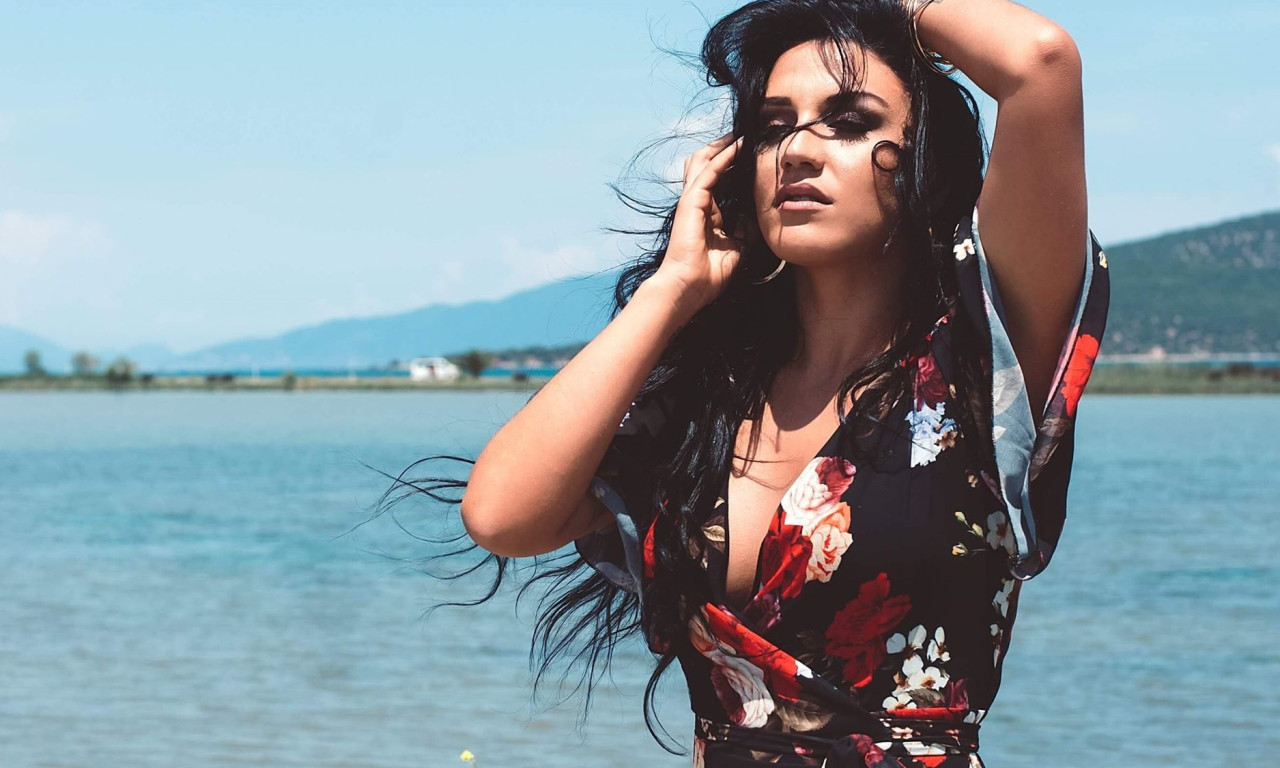 Ιουλία Καλλιμάνη: Βάζει «Φωτιές» με το νέο της τραγούδι (photos)