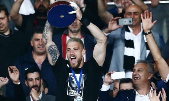 Πασχαλάκης: «Μάλλον κάτι βλέπει ο Σκίμπε