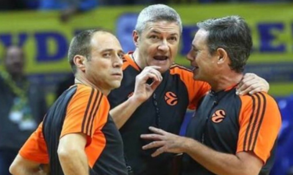 Final Four 2018: «Ντου» με μπουκάλια στους διαιτητές οι Τούρκοι!