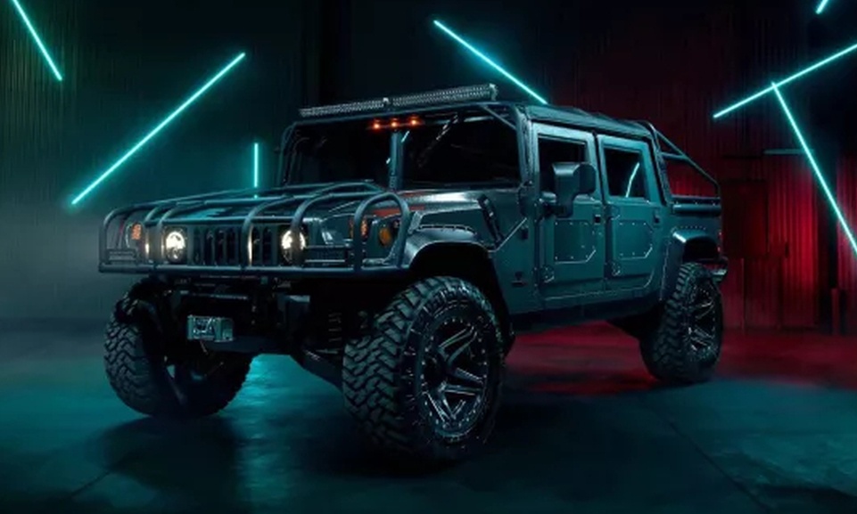 Τανκ και πράσινα άλογα μπροστά σε αυτό ΤΟ Hummer