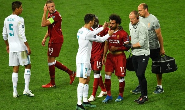 Συγκλονιστικό: Η αγκαλιά του Κριστιάνο Ρονάλντο στον δακρυσμένο Σαλάχ (photo)