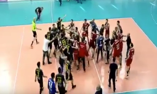 Ξύλο στο Ρέντη: Πλακώθηκαν παίκτες του Ολυμπιακού και της ΑΕΚ! (video, photos)