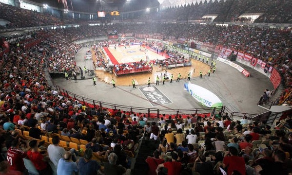 Σκάνδαλο αν δεν κλείσει το ΣΕΦ, τα έσπασαν όλα οι οπαδοί του Ολυμπιακού (videos+photos)