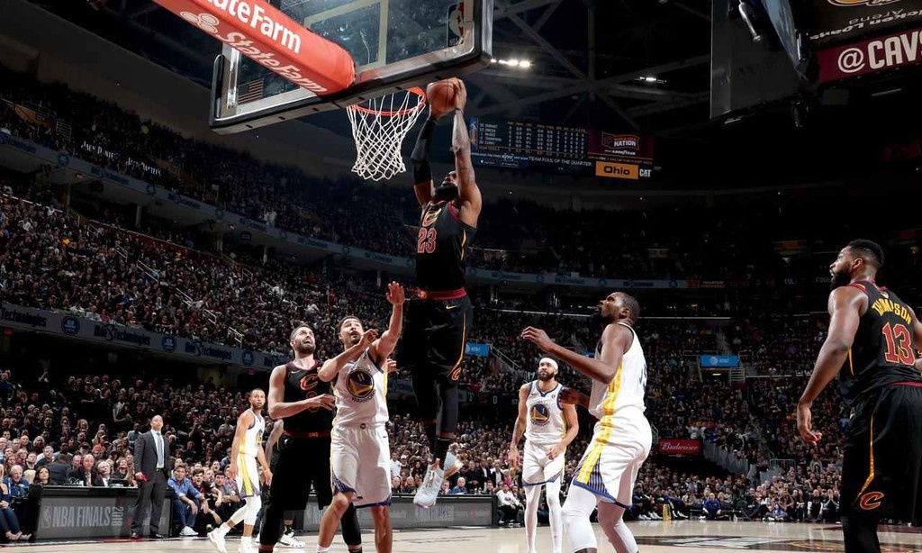 NBA: Η επική καρφωματάρα ΛεΜπρόν που τους σόκαρε όλους! (photo+video)