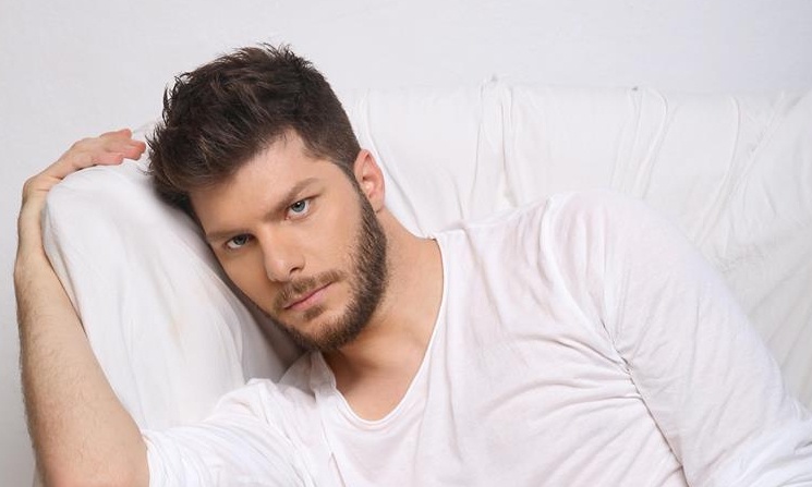 Λούκας Γιώρκας: Εκ βαθέων εξομολόγηση στο νέο του single «Υποκρίνεσαι»