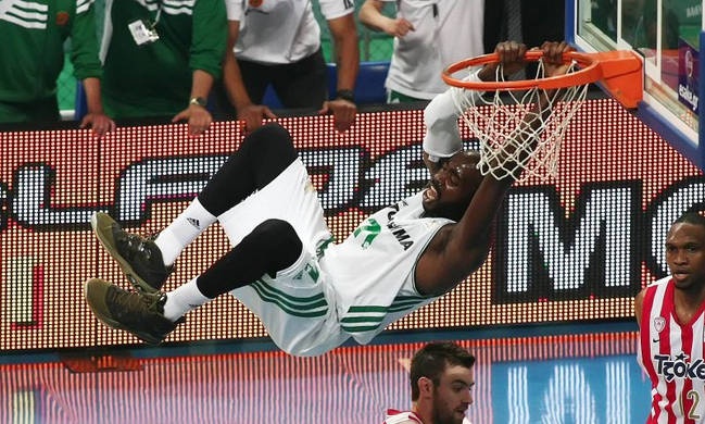 Στεφάν Λάσμε: Ο «ηλεκτρολόγος»… γύρισε! (video)