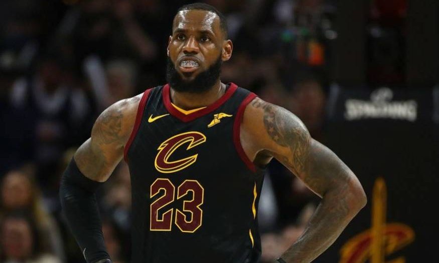 Ελεύθερος ο ΛεΜπρόν, στα... πόδια του όλο το NBA!