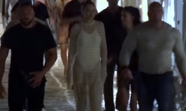 Gigi Hadid: Το ξεσάλωμα του διάσημου μοντέλου στη Μύκονο και η άσεμνη χειρονομία της στην κάμερα!