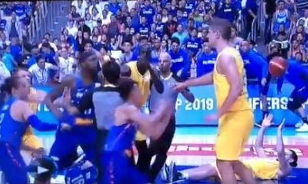 Μπουνιές και... καρεκλιές: Απίστευτο ξύλο στο Φιλιππίνες-Αυστραλία! (video)