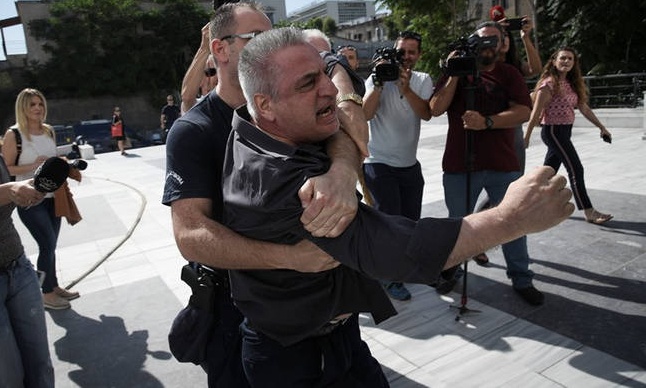 Δώρα Ζέμπερη - Το ξέσπασμα του πατέρα της στο δολοφόνο: «Αλήτη, φέρε πίσω το παιδί μου» (pics&vid)