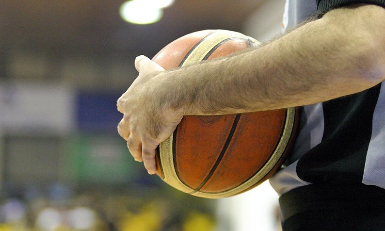 Απίστευτο ξύλο σε αγώνα μπάσκετ στις ΗΠΑ: Παίκτες έδειραν τους διαιτητές