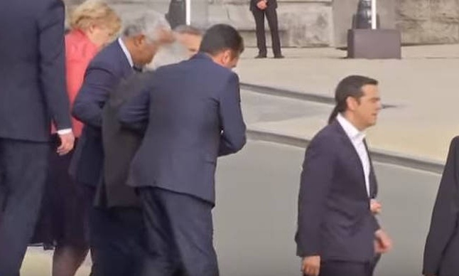 Υποβασταζόμενος ο Γιούνκερ στη Σύνοδο του ΝΑΤΟ - Δεν μπορούσε να σταθεί στα πόδια του! (video)