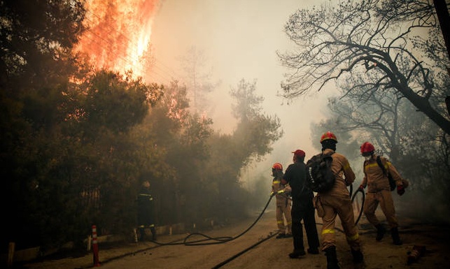 Φωτιά στην Κινέτα: Εγκλωβισμένη στις φλόγες τετραμελής οικογένεια