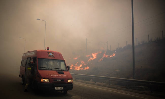 Φωτιά Κινέτα: Τροποποιήσεις και ακυρώσεις δρομολογίων ΚΤΕΛ και ΟΑΣΑ λόγω της πυρκαγιάς