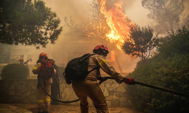Πύρινη κόλαση στην Κινέτα: Οι φλόγες κατακαίουν τα πάντα στο διάβα τους – Συγκλονιστικές εικόνες