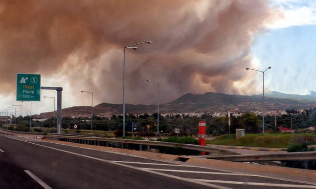Φωτιά στην Κινέτα: Κλειστά και τα δύο ρεύματα της Εθνικής Οδού Αθηνών - Κορίνθου